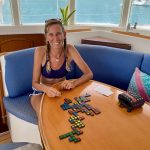 Wir spielen eine Runde Qwirkle.