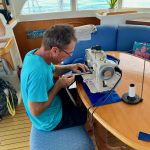 Da ich mit unserer Industrienähmaschine etwas auf Kriegsfuß stehe, muss bei gröberen Arbeiten immer Kai ran.