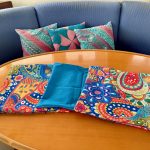 3 neue Kissenbezüge für die Salonkissen im Hintergrund.